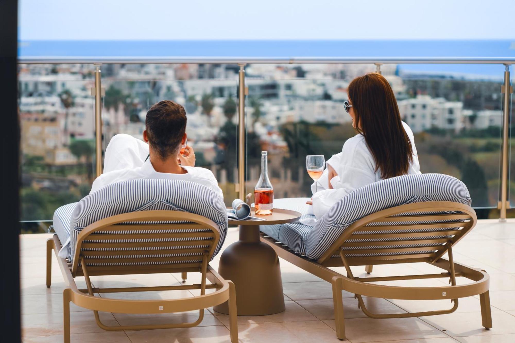 Wellclub - Wellness Family Experience - Seaview Hotel Paphos Buitenkant foto