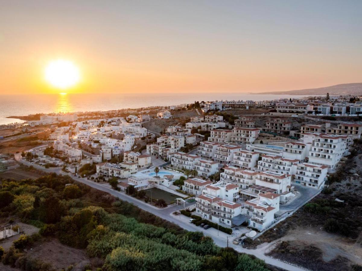 Wellclub - Wellness Family Experience - Seaview Hotel Paphos Buitenkant foto